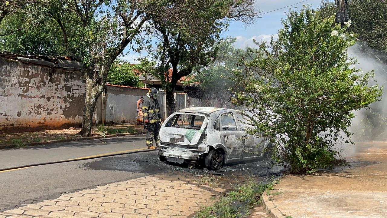 Foto 3 de 4 — Carro pega fogo no Jardim Paulistano e motorista escapa sem ferimentos